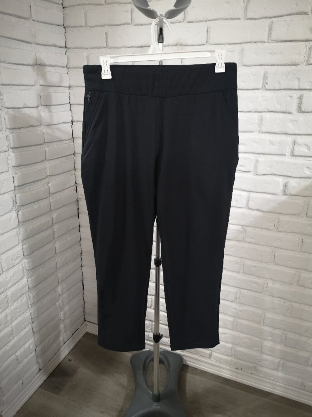 Columbia Ladies Size Large Black Pull On Style Tapered Leg Casual Pants